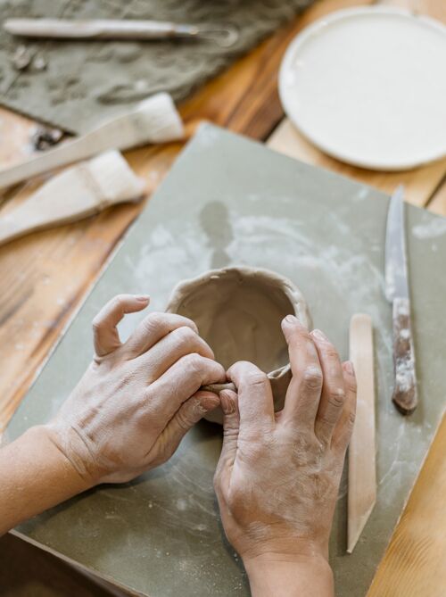 手工各种各样的陶器元素在作坊里车间工匠工艺