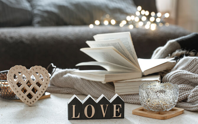特写静物与木字爱 书籍和舒适的物品在一个模糊的背景与博克房子心爱