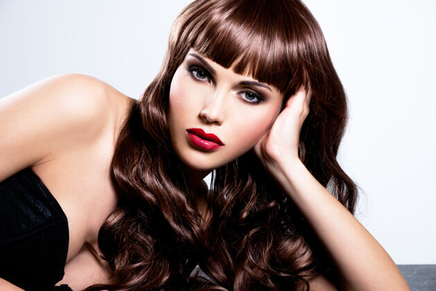 魅力美丽性感的长卷发女人一个带时尚妆容的女模特的肖像姿势黑发口红