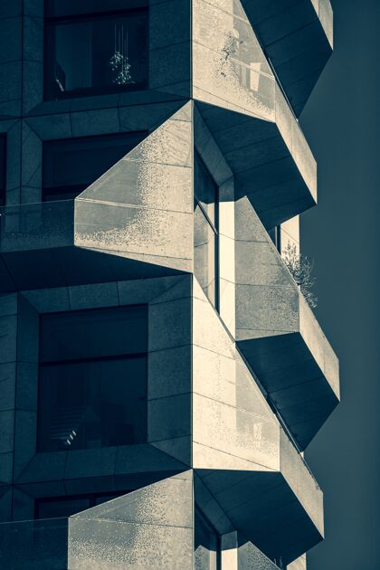 广场垂直灰度拍摄的现代建筑完全覆盖着玻璃和石头现代市中心钢铁
