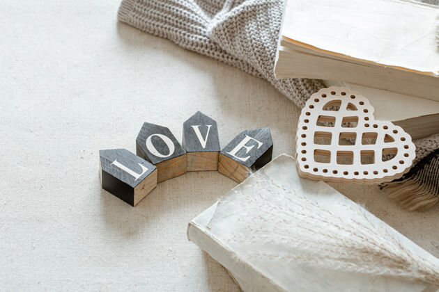 特写装饰性的字母被折成“爱”字情人节和家庭舒适的概念情人节舒适房子