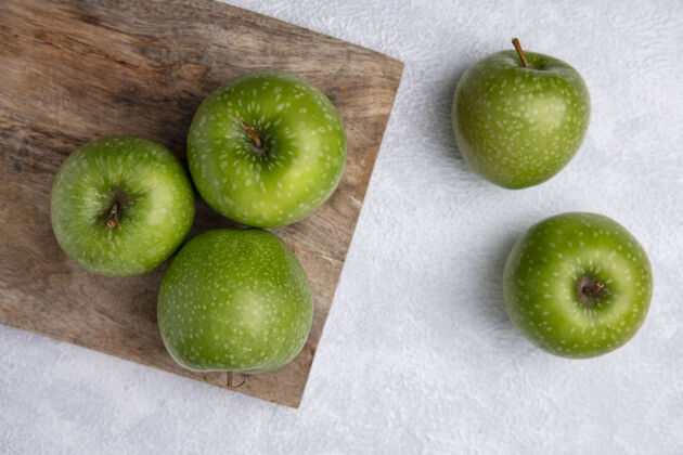 新鲜在白色背景的木板上俯瞰绿色的苹果苹果绿色食物
