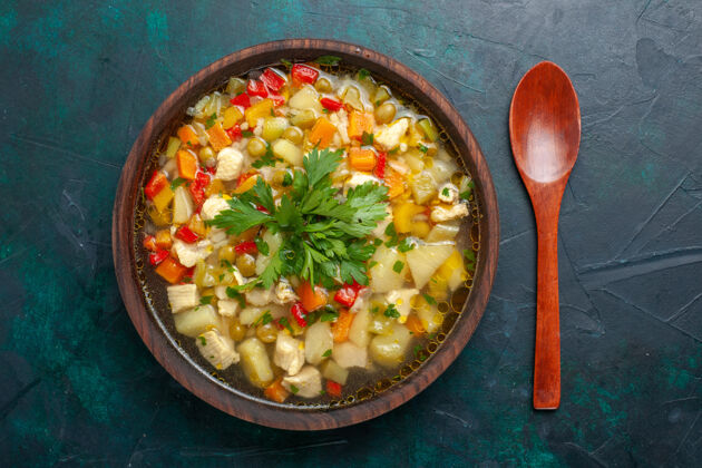 豆类俯瞰美味的蔬菜汤 里面有不同配料的棕色盘子 桌子上有深色的汤 蔬菜酱 食物热的食物汤晚餐生的