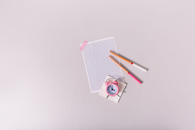 桌子用粉色胶带粘在桌子上的一张白纸笔记本工具桌面