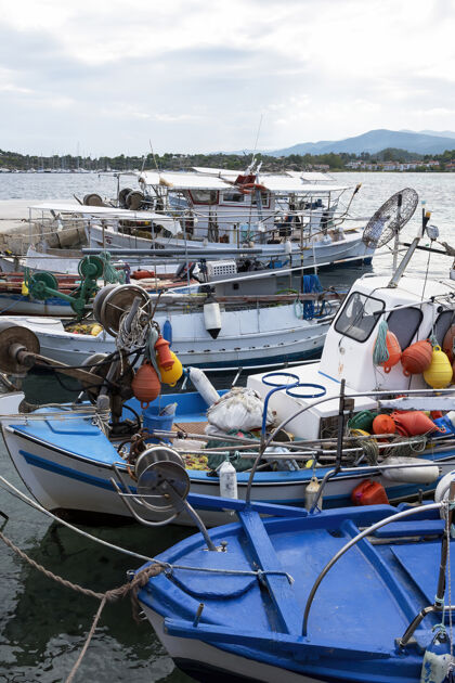 桅杆在爱琴海的海港停泊着许多带有钓鱼配件的船顶部船舶港口