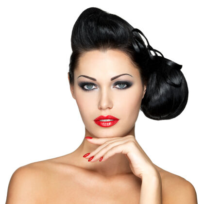 化妆师美丽的时尚女性 红唇 指甲和创意发型-隔离在白墙上颜色美甲女人
