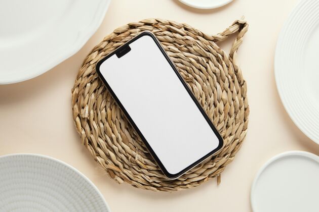 餐具用空智能手机组成的漂亮餐具成套的陶器服务
