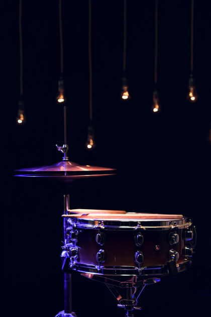 节奏一个鼓的一部分 在黑暗中与美丽的灯光套件音乐会和表演的概念棒音乐表演