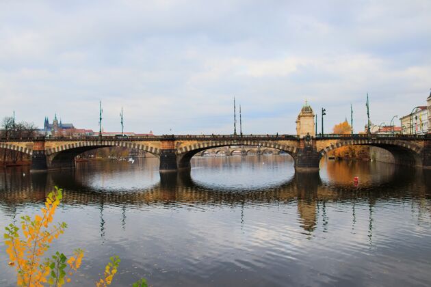 外观在一个晴朗的日子里欣赏捷克布拉格的查尔斯桥地标城市历史