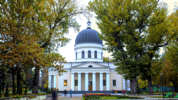 城市摩尔多瓦基希讷乌的中央耶稣诞生大教堂塔俄罗斯宗教