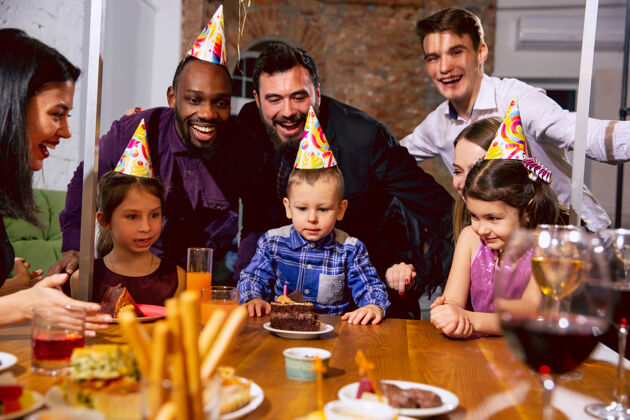 儿子快乐的多民族家庭在家庆祝生日的画像大家庭一边吃蛋糕一边喝葡萄酒 一边问候孩子 玩得开心庆祝 家庭 聚会 家的概念健康爸爸女性