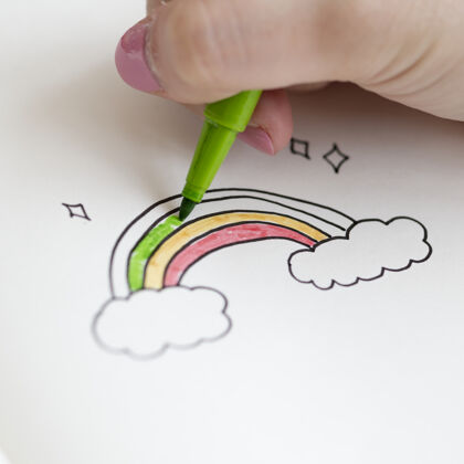 自然在笔记本上画彩虹涂鸦的女孩曲线云想象