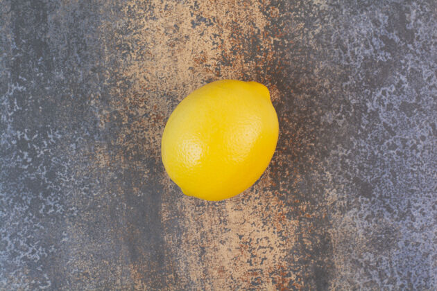 食物一个完整的柠檬在大理石空间整个吃维生素
