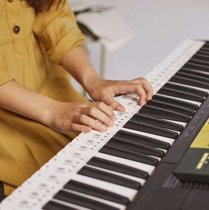 女孩学习电子键盘的女孩学习天才艺术家