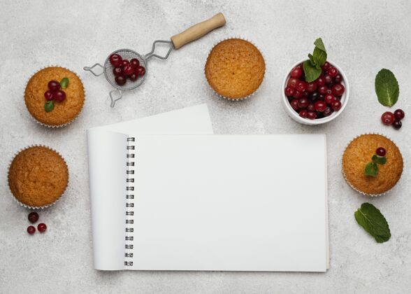 美味俯瞰美味的松饼与笔记本和浆果松饼甜点复制空间