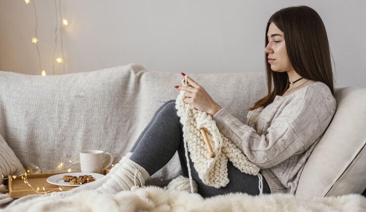 活动拿着编织工具的女人生活方式室内现代