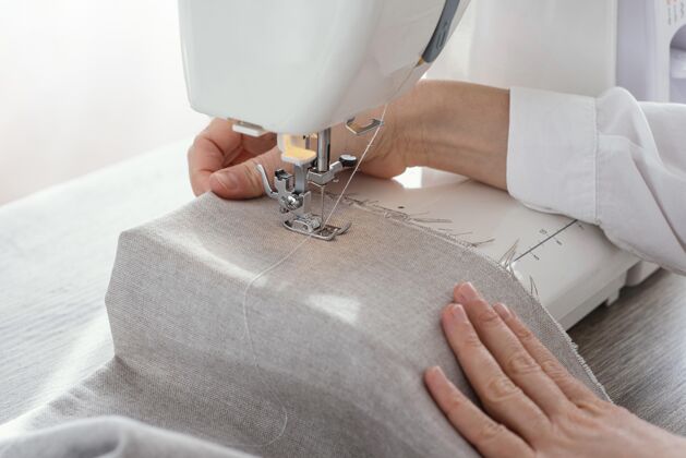 缝纫机女裁缝在缝纫机上工作高级时装服装女装