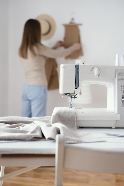 女装缝纫机放在裁缝工作室的桌子上缝纫缝纫机服装