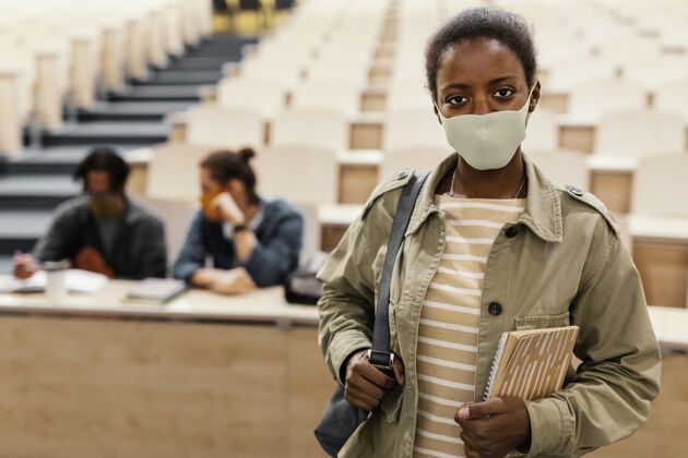 教育戴着医用口罩的学生画像学术年轻的成年人知识