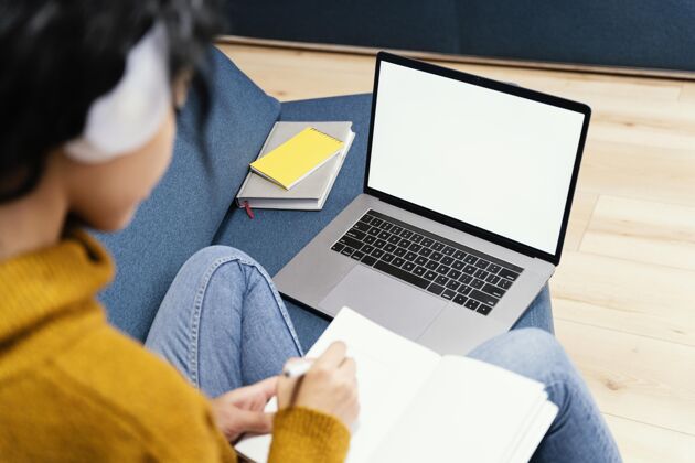 孩子十几岁的女孩与耳机和笔记本电脑在网上上学年轻学校耳机