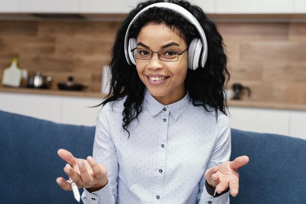 学习在线学校期间戴着耳机的笑脸少女的正面图虚拟课程耳机
