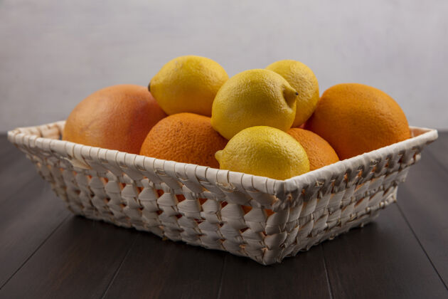 正面正面图：篮子里的橙子 还有柠檬和葡萄柚柠檬景观五颜六色