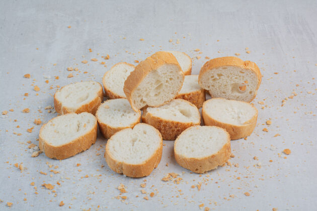 面包片大理石背景上的圆形新鲜白面包小吃新鲜的烘焙