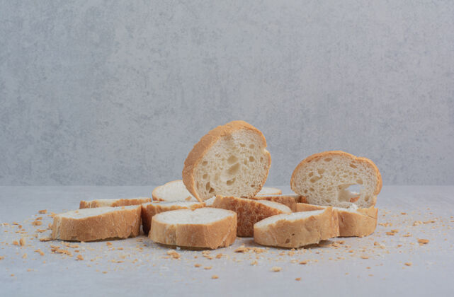 切片大理石背景上的圆形新鲜白面包面包房圆的食品