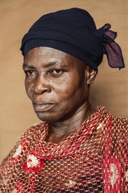 非洲穿着传统服装的非洲老妇人女性女人传统