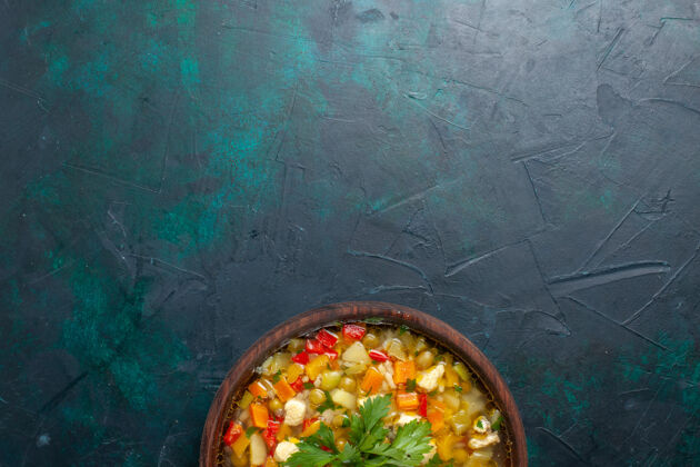 晚餐顶看美味的蔬菜汤里面有不同的配料棕色的锅在黑暗的桌子上汤蔬菜酱餐食品热菜菜餐配料