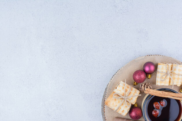 杯子一杯茶 上面放着玫瑰果 饼干和小装饰品圣诞节玫瑰果糖果
