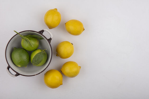 碗顶视图复制空间石灰碗与柠檬在白色的背景观点柠檬柑橘