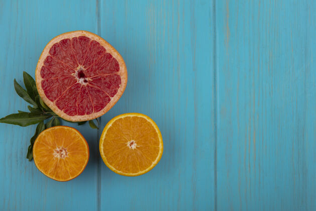 水果顶视图复制空间橙色切片与葡萄柚片绿松石背景橘子切片新鲜