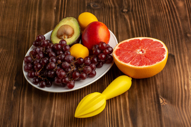 甜点咖啡桌上的新鲜水果 葡萄 芒果 鳄梨和葡萄柚多汁鳄梨浆果