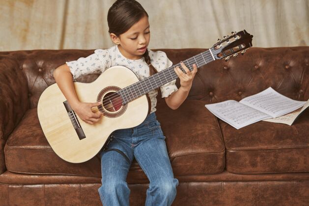 班级小女孩在家学吉他女孩年轻艺术