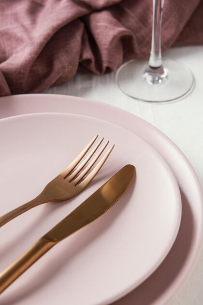 空的餐桌上优雅的餐具组成分类陶器餐具
