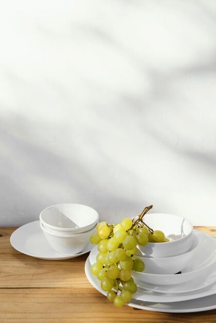 葡萄最少的抽象葡萄和一堆盘子装饰室内产品