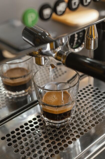 工作咖啡厅里有透明玻璃的咖啡机雇员咖啡店咖啡馆