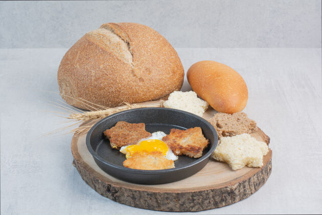 面包白面包片和棕色面包片 木盘上有煎蛋切片小麦美味