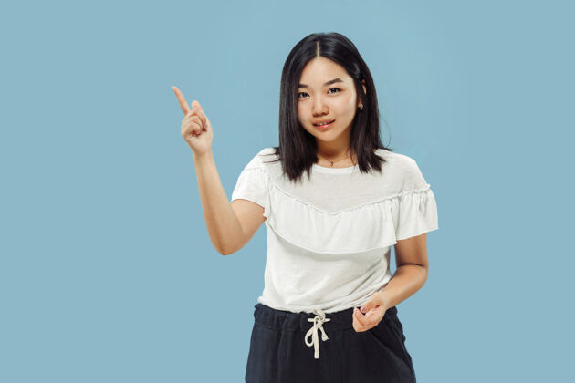 女性蓝色背景的韩国年轻女子半身像成功员工邀请