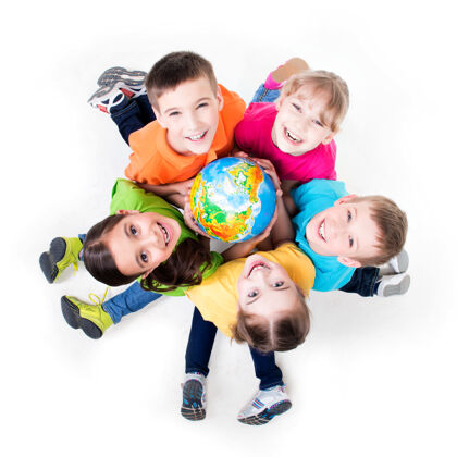 情绪一群微笑的孩子坐在地板上围成一个圈 手里拿着一个地球仪——孤立地站在白色地板上朋友友谊高角度