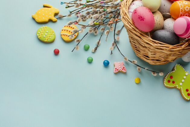 水平大角度的复活节彩蛋篮子里有兔子和蝴蝶的形状鸡蛋静物多彩