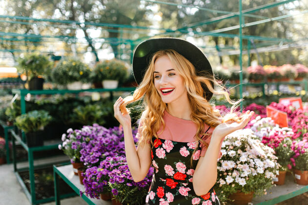 帽子可爱的欧洲女人在享受美好的一天快乐的盲人女人在橘子园里玩得很开心大笑人表情