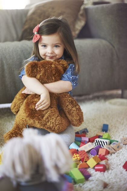 玩小女孩在客厅玩玩具关怀小女孩游戏室