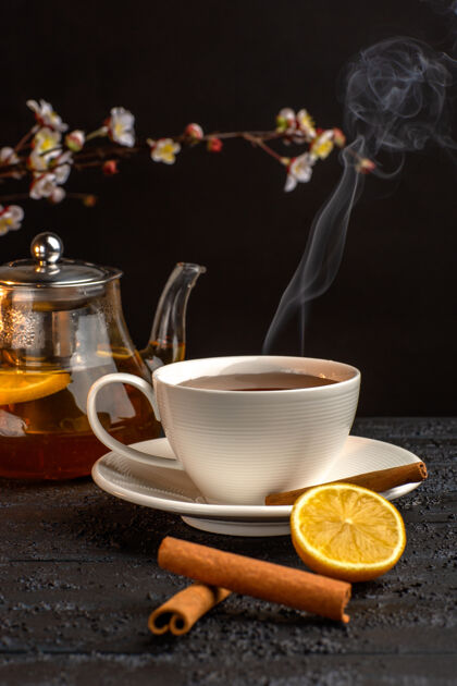 水壶正面是一杯柠檬肉桂茶和灰色茶壶潘趣酒咖啡早晨