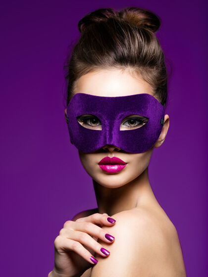 女人一个戴着紫罗兰色指甲和戏院面具的美丽女人的肖像时尚幻想肖像
