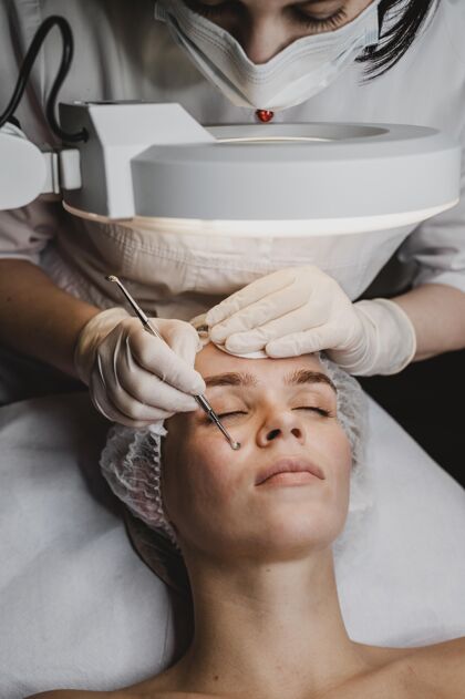 女性女人在水疗中心做皮肤护理美容皮肤护理化妆品