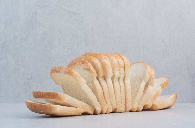 糕点大理石背景上的新鲜白面包片面包房白面包切片