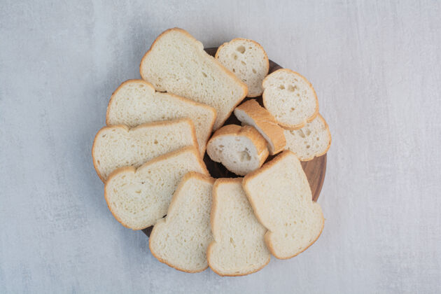切片大理石背景上的新鲜白面包片切片面包面包房