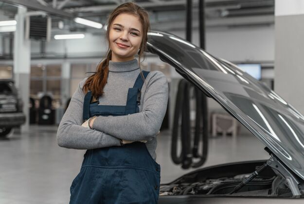 专业前视图在汽车服务公司工作的女人商业工程师独立